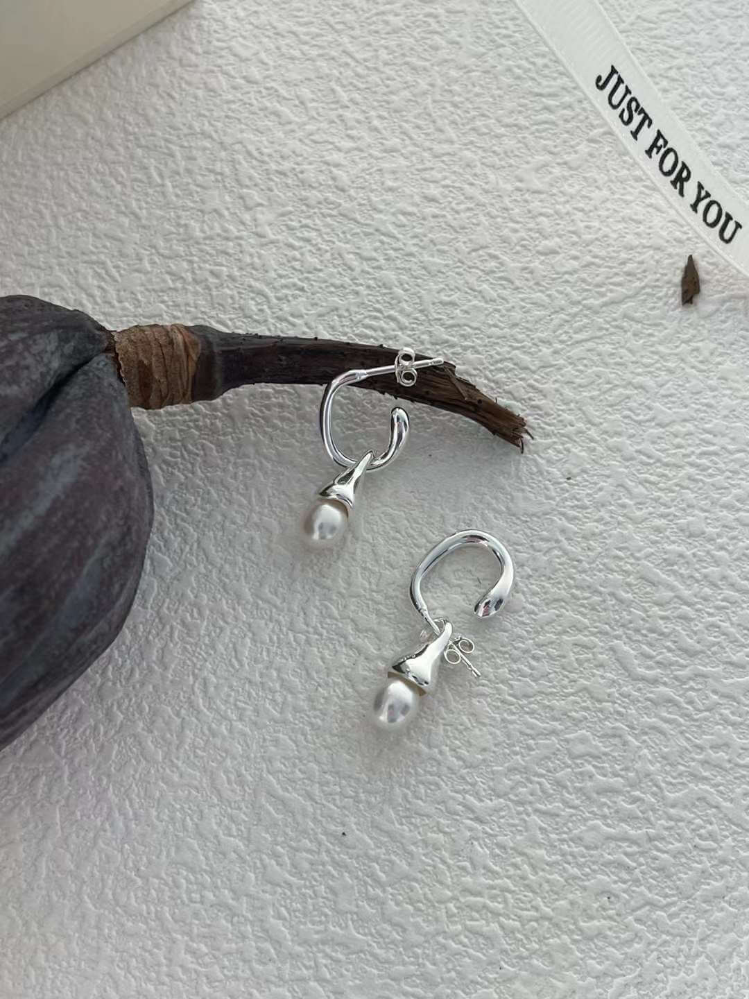 Hat shaped pearl earrings